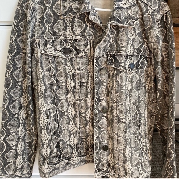 BLANK NYC Denim Trucker Jacket In Snake Print Size XS. - Picture 12 of 15